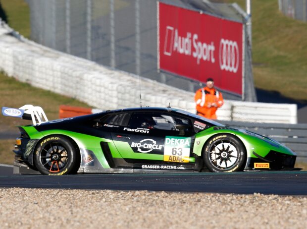 Mirko Bortolotti wurde im Samstagsrennen des ADAC GT Masters 2021 im Grasser-Lamborghini Huracan GT3 Evo bei einer Startkarambolage umgedreht