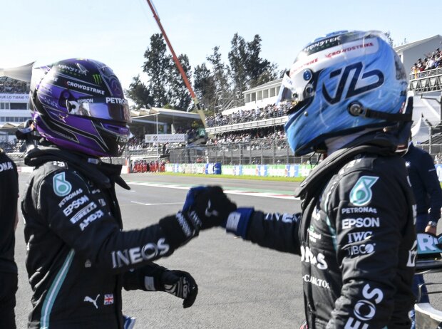 Lewis Hamilton gratuliert Valtteri Bottas zur Formel-1-Poleposition in Mexiko 2021