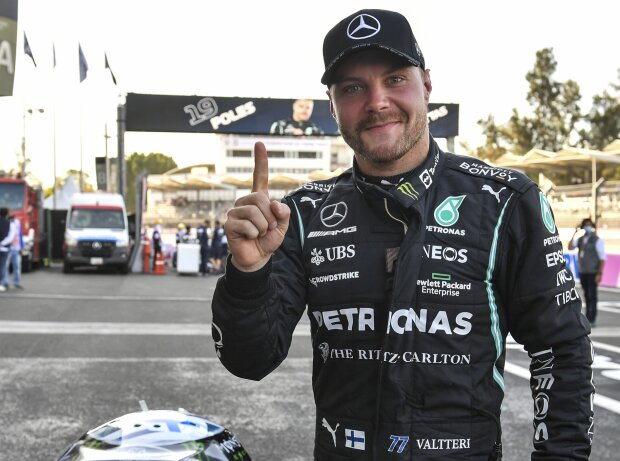 Titel-Bild zur News: Valtteri Bottas (Mercedes) feiert seine Poleposition beim Formel-1-Rennen in Mexiko 2021
