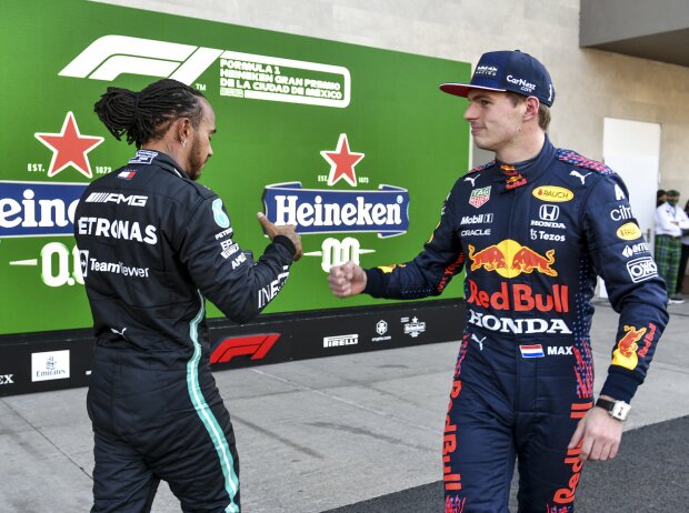 Titel-Bild zur News: Lewis Hamilton und Max Verstappen klatschen sich nach dem Qualifying in Mexiko ab