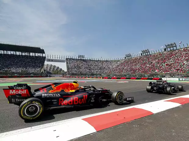 Titel-Bild zur News: Lewis Hamilton (Mercedes W12) vor Sergio Perez (Red Bull RB16B) beim Formel-1-Rennen in Mexiko 2021