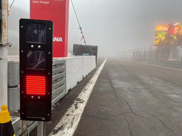 Rote Boxenampel aufgrund von Nebel beim Finale des ADAC GT Masters 2021 auf dem Nürburgring Rote Boxenampel aufgrund von Nebel beim Finale des ADAC GT Masters 2021 auf dem Nürburgring