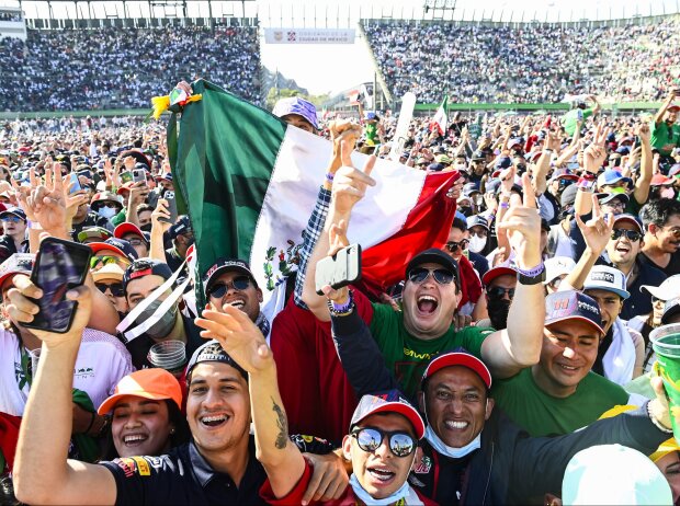 Titel-Bild zur News: Fans von Sergio Perez nach dem Formel-1-Rennen in Mexiko 2021