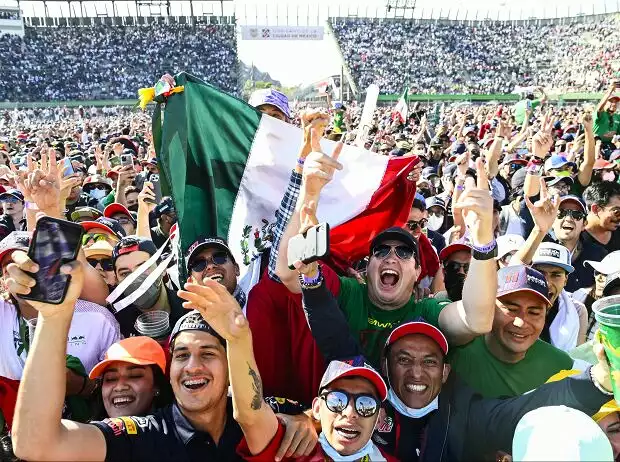 Fans von Sergio Perez nach dem Formel-1-Rennen in Mexiko 2021 Titel-Bild zur News: Fans von Sergio Perez nach dem Formel-1-Rennen in Mexiko 2021