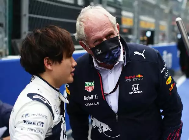 Titel-Bild zur News: Yuki Tsunoda im Gespräch mit Helmut Marko, Startaufstellung Grand Prix von Russland in Sotschi 2021