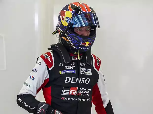 Sebastien Ogier beim Hypercar-Test für Toyota in Bahrain Titel-Bild zur News: Sebastien Ogier beim Hypercar-Test für Toyota in Bahrain