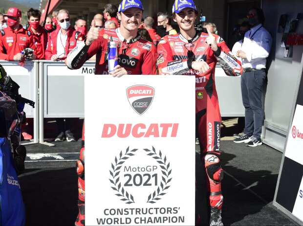 Jack Miller feierte mit Francesco Bagnaia den Gewinn der Konstrukteurs-WM für Ducati. Jack Miller feierte mit Francesco Bagnaia den Gewinn der Konstrukteurs-WM für Ducati.
