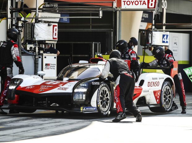 Sebastien Ogier beim Hypercar-Test in Bahrain in der Box Sebastien Ogier beim Hypercar-Test in Bahrain in der Box