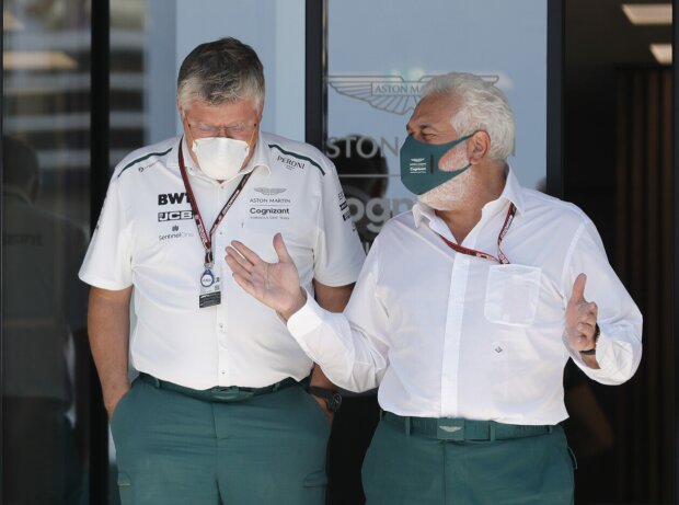 Titel-Bild zur News: Otmar Szafnauer und Lawrence Stroll vor der Hospitality des Formel-1-Teams Aston Martin im Paddock