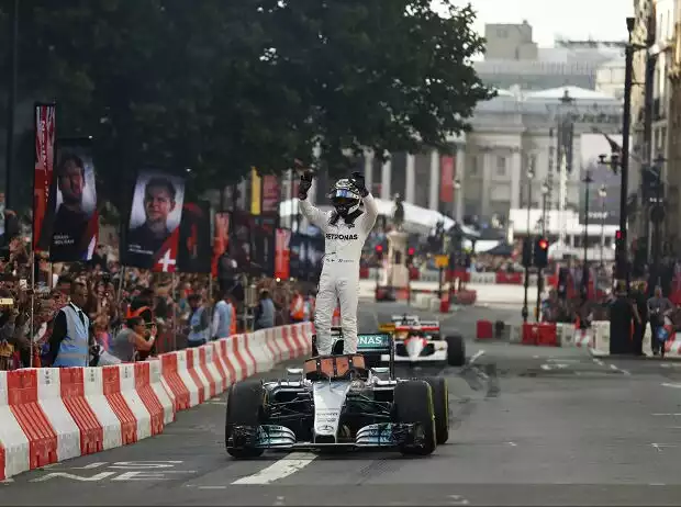 Valtteri Bottas bei der Formel-1-Show in London im Jahr 2017 Titel-Bild zur News: Valtteri Bottas bei der Formel-1-Show in London im Jahr 2017