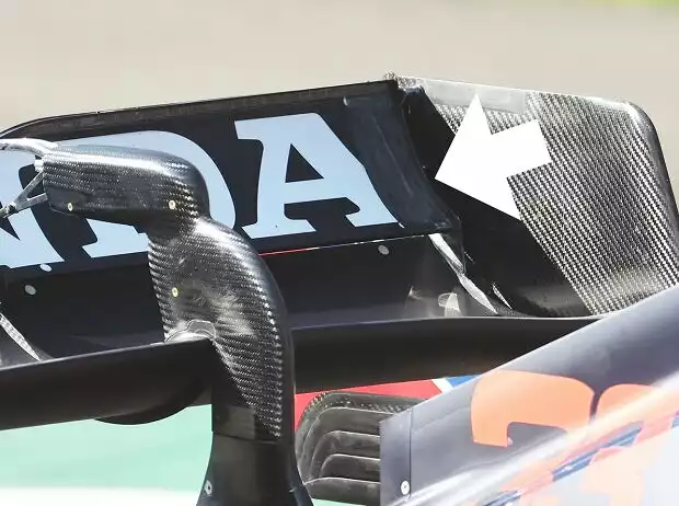 Titel-Bild zur News: Mit Tape verstärkter Heckflügel Red Bull RB16B