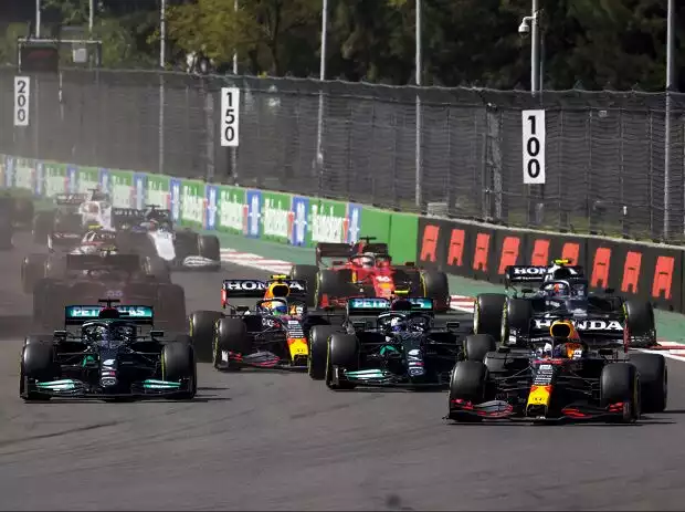 Start zum Grand Prix von Mexiko 2021: Max Verstappen bremst außen am spätesten und geht an beiden Mercedes-Fahrern vorbei Titel-Bild zur News: Start zum Grand Prix von Mexiko 2021: Max Verstappen bremst außen am spätesten und geht an beiden Mercedes-Fahrern vorbei