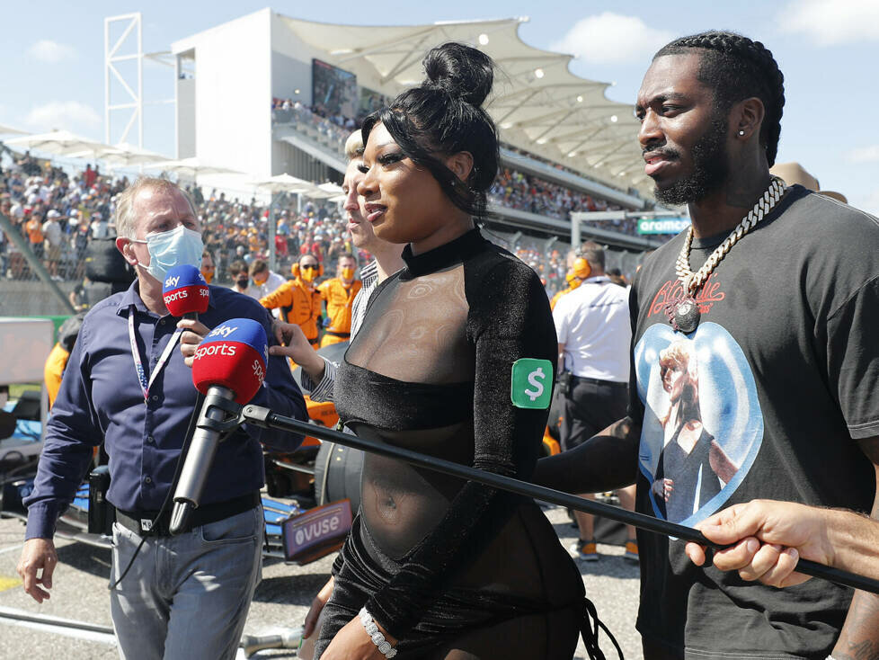 Martin Brundle interviewt Rapperin Megan Thee Stallion in der Startaufstellung des US-Grand-Prix 2021 in Austin
