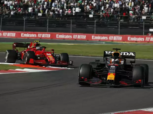 Titel-Bild zur News: Max Verstappen (Red Bull RB16) vor Carlos Sainz (Ferrari SF21) beim Formel-1-Rennen in Mexiko 2021