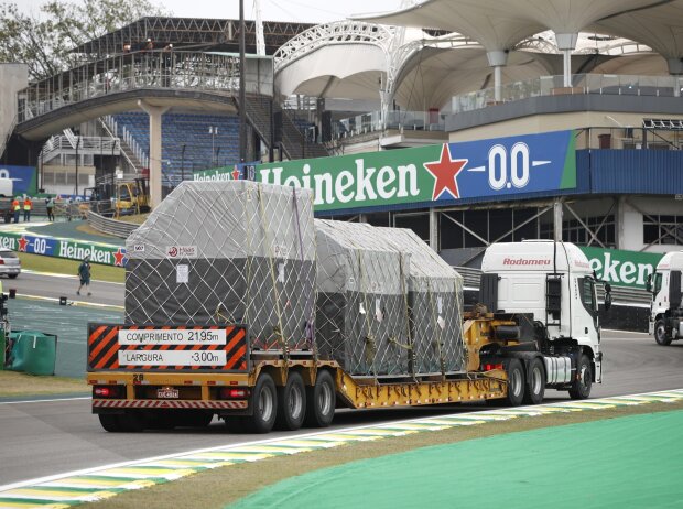 Titel-Bild zur News: Formel 1 Fracht Brasilien Lieferung LKW