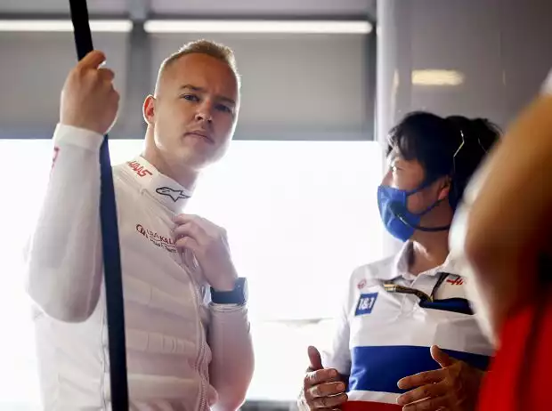 Titel-Bild zur News: Nikita Masepin (Haas) im Gespräch mit Renningenieur Ayao Komatsu