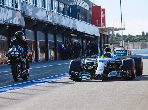 Valencia Ende 2019: Lewis Hamilton und Valentino Rossi gemeinsam auf der Strecke