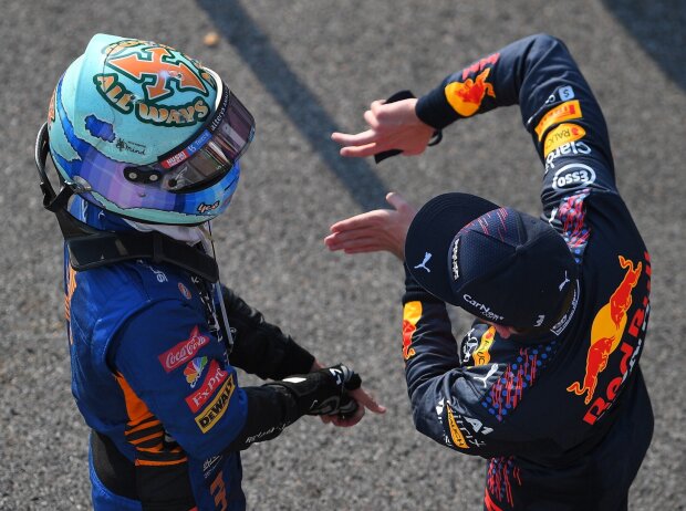 Titel-Bild zur News: McLaren-Fahrer Daniel Ricciardo im Gespräch mit Red-Bull-Fahrer Max Verstappen nach dem Formel-1-Sprintrennen in Monza 2021