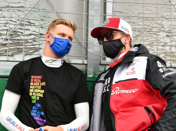Titel-Bild zur News: Mick Schumacher (Haas) und Kimi Räikkönen (Alfa Romeo) vor dem Formel-1-Rennen in Budapest 2021