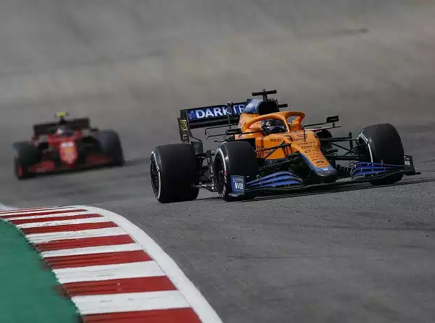 Titel-Bild zur News: Daniel Ricciardo im McLaren MCL35M vor Carlos Sainz im Ferrari SF21
