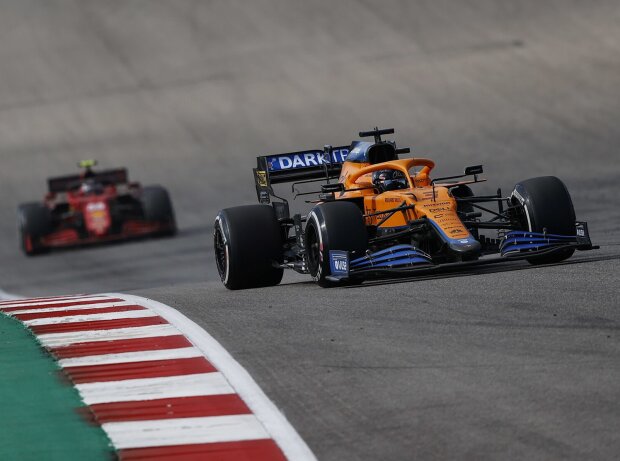 Titel-Bild zur News: Daniel Ricciardo im McLaren MCL35M vor Carlos Sainz im Ferrari SF21
