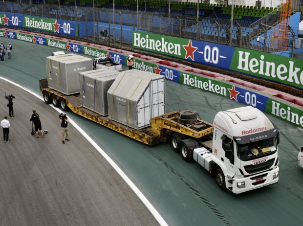 Frachtcontainer vor dem Formel-1-Rennen in Brasilien