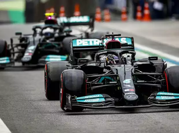Lewis Hamilton im Mercedes W12 in der Boxengasse von Sao Paulo 2021 vor seinem Teamkollegen Valtteri Bottas Titel-Bild zur News: Lewis Hamilton im Mercedes W12 in der Boxengasse von Sao Paulo 2021 vor seinem Teamkollegen Valtteri Bottas