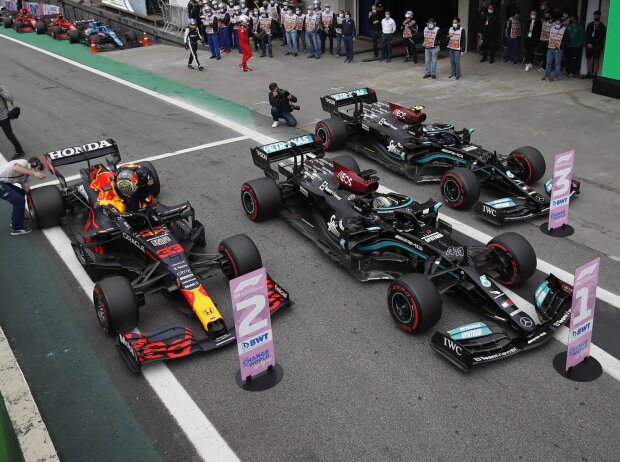 Der Red Bull von Max Verstappen und die Mercedes von Lewis Hamilton und Valtteri Bottas Der Red Bull von Max Verstappen und die Mercedes von Lewis Hamilton und Valtteri Bottas