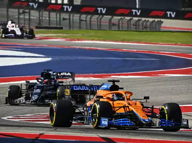 Titel-Bild zur News: Daniel Ricciardo (McLaren MCL35M) vor Yuki Tsunoda (AlphaTauri AT02) beim Formel-1-Rennen in Austin 2021
