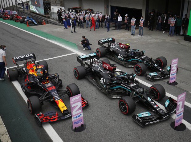 Titel-Bild zur News: Die Autos von Lewis Hamilton, Valtteri Bottas und Max Verstappen im Parc ferme nach dem Qualifying in Brasilien 2021