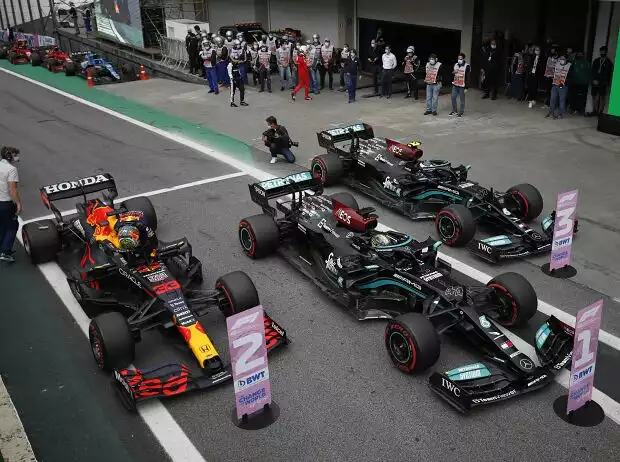 Die Autos von Lewis Hamilton, Valtteri Bottas und Max Verstappen im Parc ferme nach dem Qualifying in Brasilien 2021 Titel-Bild zur News: Die Autos von Lewis Hamilton, Valtteri Bottas und Max Verstappen im Parc ferme nach dem Qualifying in Brasilien 2021