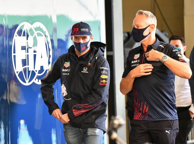Titel-Bild zur News: Max Verstappen und Jonathan Wheatley beim FIA-Hearing in Sao Paulo