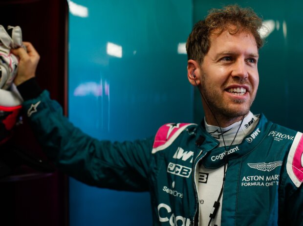 Titel-Bild zur News: Sebastian Vettel lacht in der Box von Aston Martin in der Formel-1-Saison 2021