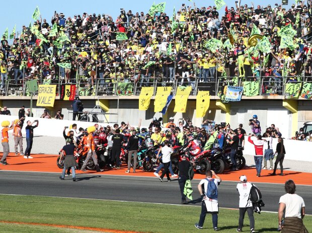 Titel-Bild zur News: Valentino Rossi wird beim MotoGP-Saisonfinale in Valencia verabschiedet