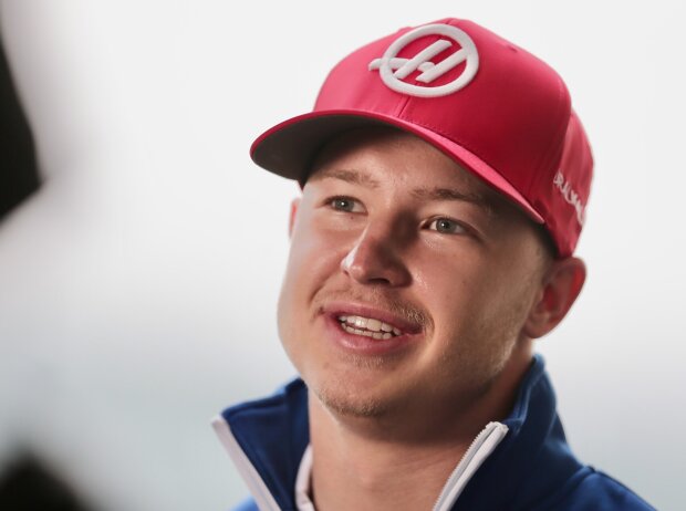 Nikita Masepin (Haas) kämpft nach dem Qualifying zum Formel-1-Rennen in Brasilien 2021 mit den Tränen Nikita Masepin (Haas) kämpft nach dem Qualifying zum Formel-1-Rennen in Brasilien 2021 mit den Tränen