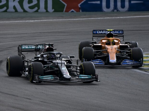 Titel-Bild zur News: Lewis Hamilton (Mercedes W12) schnappte sich Lando Norris (McLaren MCL35M) beim Formel-1-Sprint in Brasilien mit einem sehenswerten Manöver