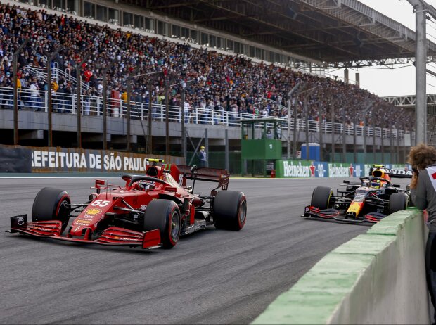 Titel-Bild zur News: Carlos Sainz (Ferrari SF21) vor Sergio Perez (Red Bull RB16B) beim Formel-1-Sprint in Brasilien 2021