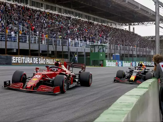 Carlos Sainz (Ferrari SF21) vor Sergio Perez (Red Bull RB16B) beim Formel-1-Sprint in Brasilien 2021 Titel-Bild zur News: Carlos Sainz (Ferrari SF21) vor Sergio Perez (Red Bull RB16B) beim Formel-1-Sprint in Brasilien 2021