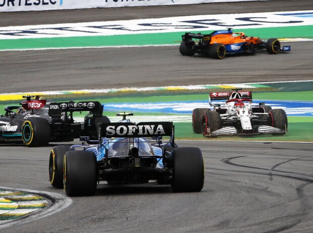 Nach der Kollision der Alfa-Romeo-Fahrer im Formel-1-Sprintqualifying in Brasilien 2021: Kimi Räikkönen steht verkehrtherum