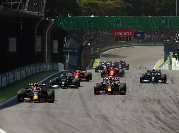 Titel-Bild zur News: Max Verstappen, Sergio Perez, Lewis Hamilton, Valtteri Bottas