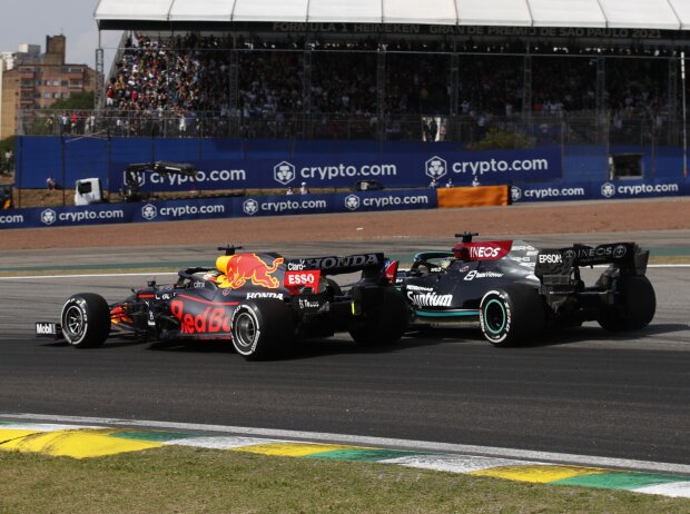 Max Verstappen (Red Bull RB16B) und Lewis Hamilton (Mercedes W12) kämpfen um die Führung beim Formel-1-Rennen in Brasilien 2021