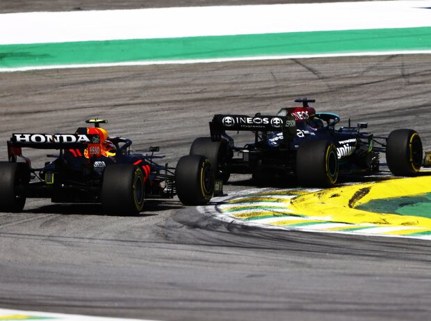 Titel-Bild zur News: Sergio Perez nach dem Überholmanöver von Lewis Hamilton in Kurve 1