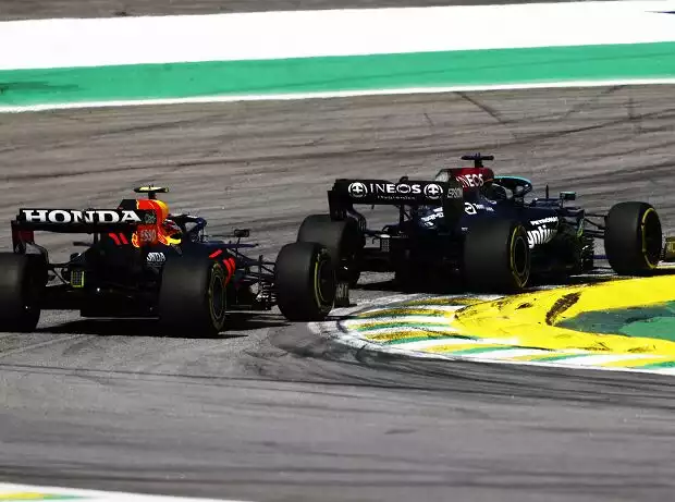 Sergio Perez nach dem Überholmanöver von Lewis Hamilton in Kurve 1 Titel-Bild zur News: Sergio Perez nach dem Überholmanöver von Lewis Hamilton in Kurve 1