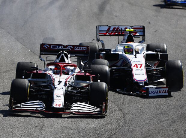 Titel-Bild zur News: Kimi Räikkönen (Alfa Romeo) und Mick Schumacher (Haas) kollidieren beim Formel-1-Rennen in Brasilien 2021