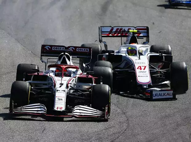 Kimi Räikkönen (Alfa Romeo) und Mick Schumacher (Haas) kollidieren beim Formel-1-Rennen in Brasilien 2021 Titel-Bild zur News: Kimi Räikkönen (Alfa Romeo) und Mick Schumacher (Haas) kollidieren beim Formel-1-Rennen in Brasilien 2021
