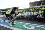 Lewis Hamilton (Mercedes), Valtteri Bottas (Mercedes) und Toto Wolff 