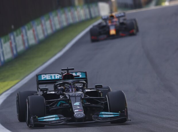 Lewis Hamilton im Mercedes W12 vor Max Verstappen im Red Bull RB16B im Formel-1-Rennen 2021 in Brasilien