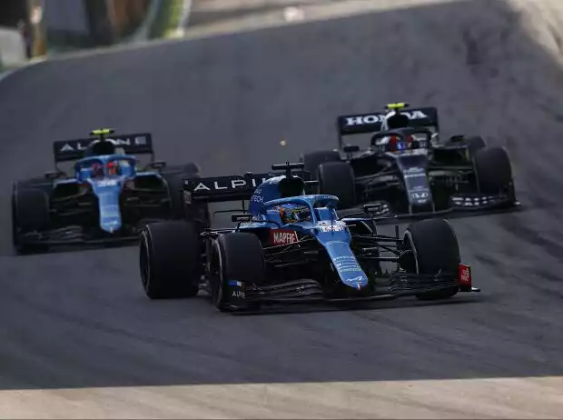 Pierre Gasly im Dreikampf mit den Alpine von Fernando Alonso und Esteban Ocon Titel-Bild zur News: Pierre Gasly im Dreikampf mit den Alpine von Fernando Alonso und Esteban Ocon