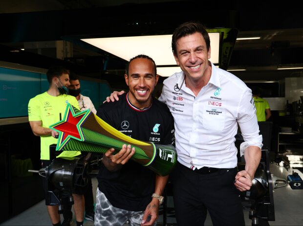 Lewis Hamilton und Toto Wolff jubeln gemeinsam in der Mercedes-Box über den Sieg beim Grand Prix von Sao Paulo 2021 Lewis Hamilton und Toto Wolff jubeln gemeinsam in der Mercedes-Box über den Sieg beim Grand Prix von Sao Paulo 2021