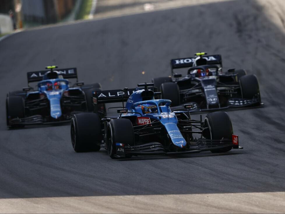 Pierre Gasly im Dreikampf mit den Alpine von Fernando Alonso und Esteban Ocon